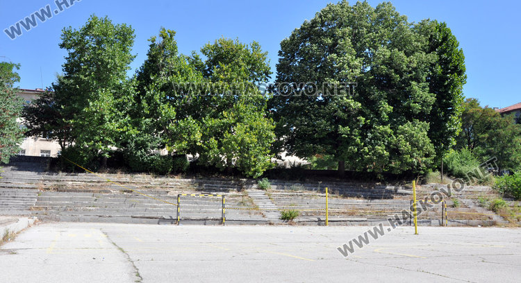 Подпорна стена рухна в двора на училище„Паисий“, спортната площадка пропада