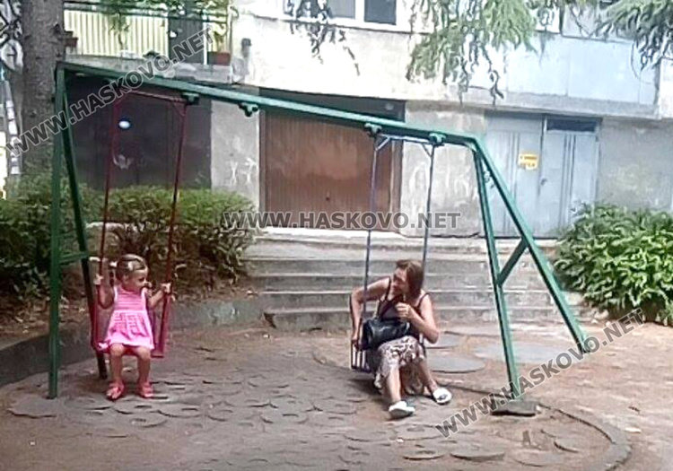Баба седна на опасна люлка до внучето и се строполи на земята