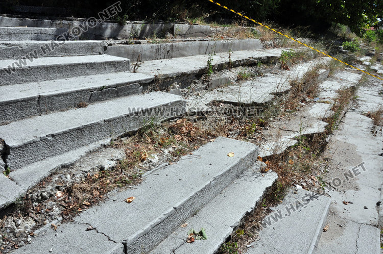 Подпорна стена рухна в двора на училище„Паисий“, спортната площадка пропада