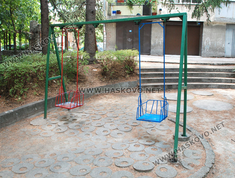 Баба седна на опасна люлка до внучето и се строполи на земята