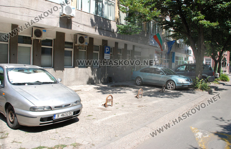 Екоинспекцията в Хасково с незаконен служебен паркинг на тротоара