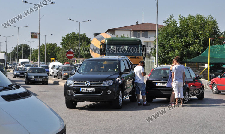 Чужденци се блъснаха на Кържалийска и затапиха входа на Хасково