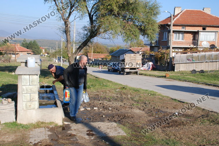 Читатели: Кметът ни оставя без вода, полива си доматите. Кметът: Нямам домати