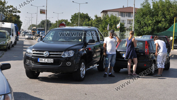 Чужденци се блъснаха на Кържалийска и затапиха входа на Хасково