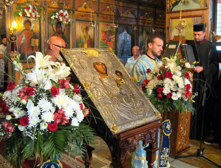 Чудотворната икона на Богородица събра стотици в Смолян, където остава до края на деня 