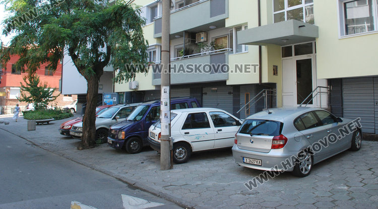 Екоинспекцията в Хасково с незаконен служебен паркинг на тротоара
