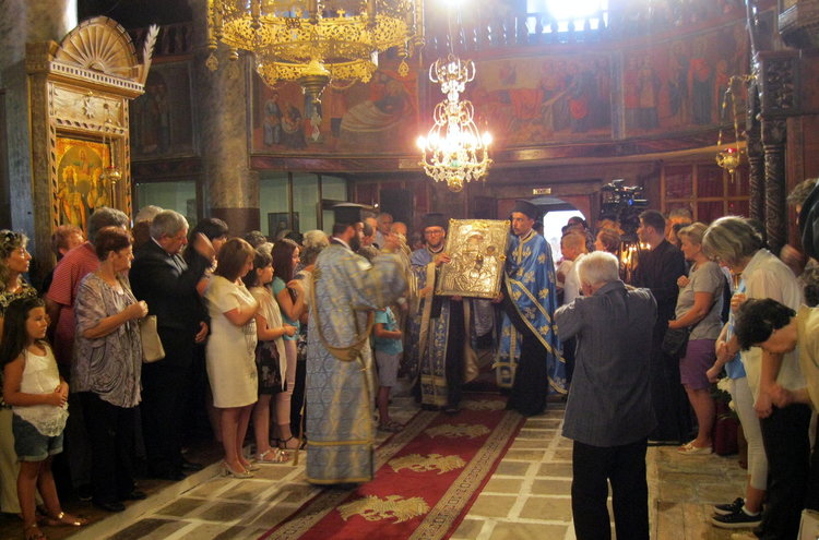 Чудотворната икона на Богородица събра стотици в Смолян, където остава до края на деня 