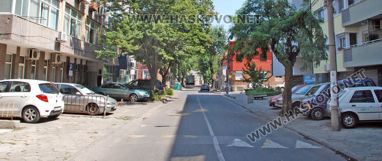 Екоинспекцията в Хасково с незаконен служебен паркинг на тротоара