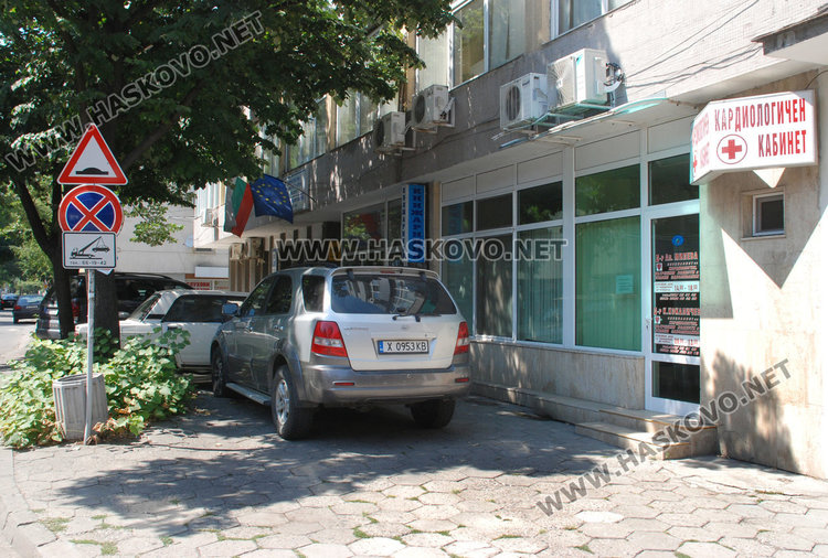 Екоинспекцията в Хасково с незаконен служебен паркинг на тротоара