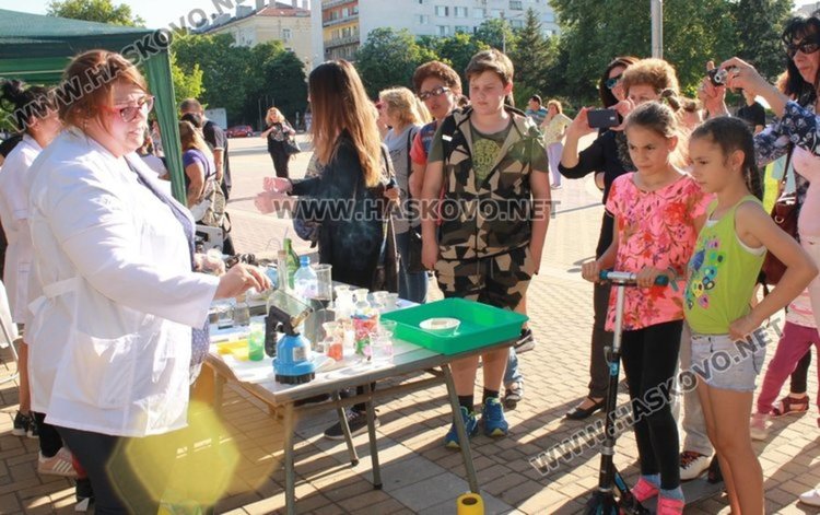 Деца правят научни експерименти в Димитровград