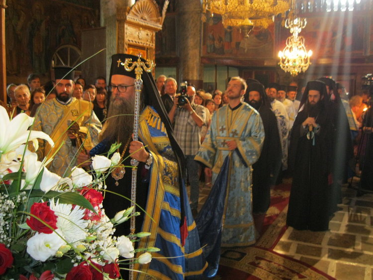 Чудотворната икона на Богородица събра стотици в Смолян, където остава до края на деня 