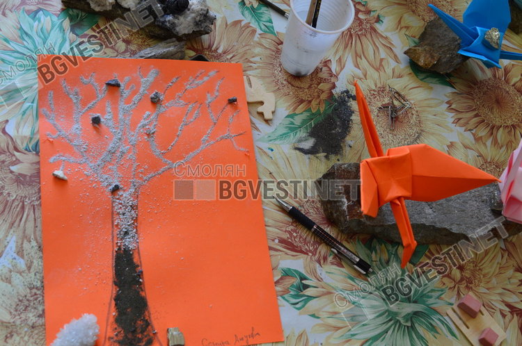 Това са птици и "дърво на живота" изработено от децата, с които работят Сузи и Сиси