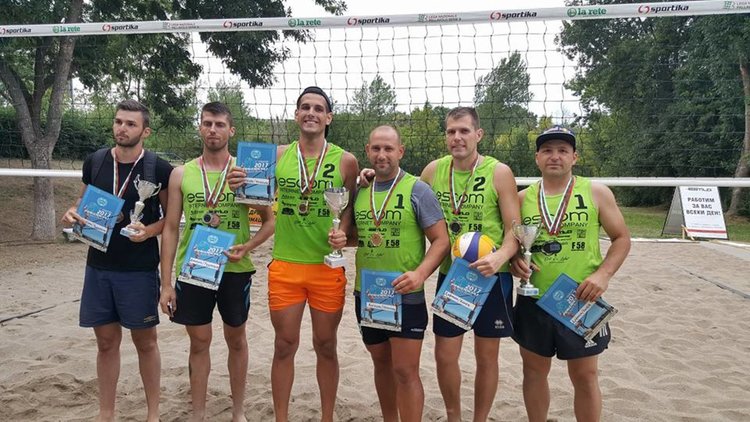 Победителите от турнира по плажен волейбол