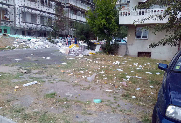 Читател: А ще си почистят ли боклука след санирането?