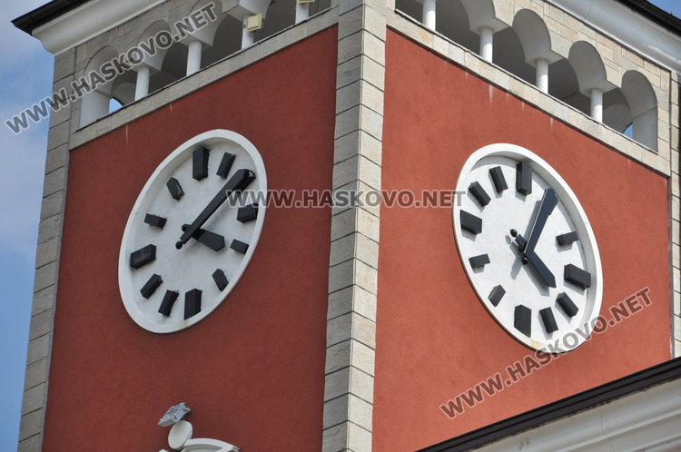 Жегата побърка и часовника на общината