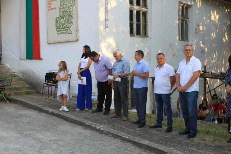 Депутатът д-р Събев с грамота от родопско село