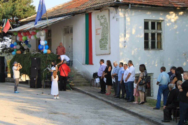 Депутатът д-р Събев с грамота от родопско село