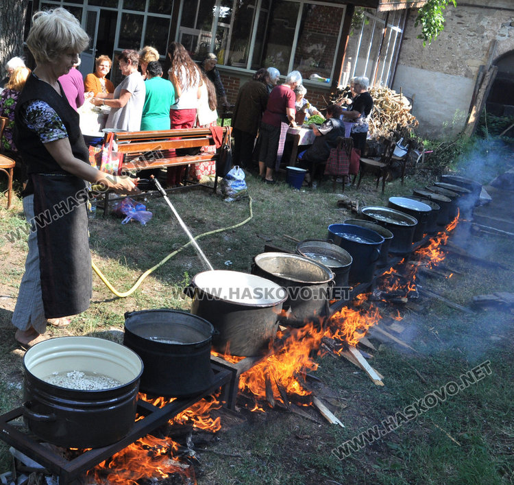 Сготвиха 14 казана фасул за Успение Богородично, три служби за празника в храма