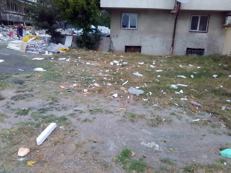 Читател: А ще си почистят ли боклука след санирането?