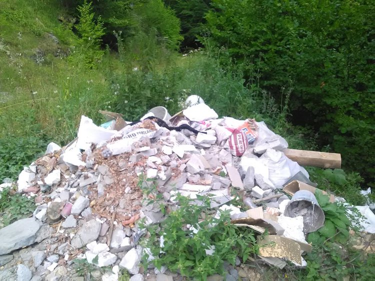 Автор на снимките, които взривиха социалните мрежи заради наглото замърсяване с боклуци е екскметът на Серафимово е Михаил Василев