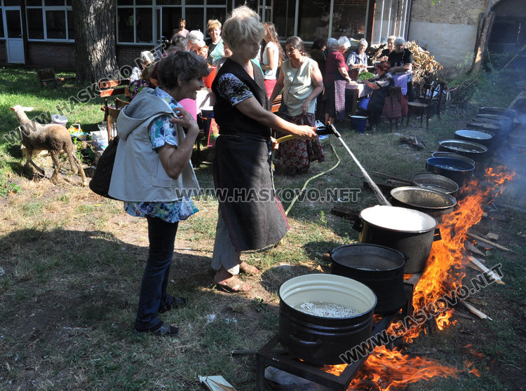 Сготвиха 14 казана фасул за Успение Богородично, три служби за празника в храма