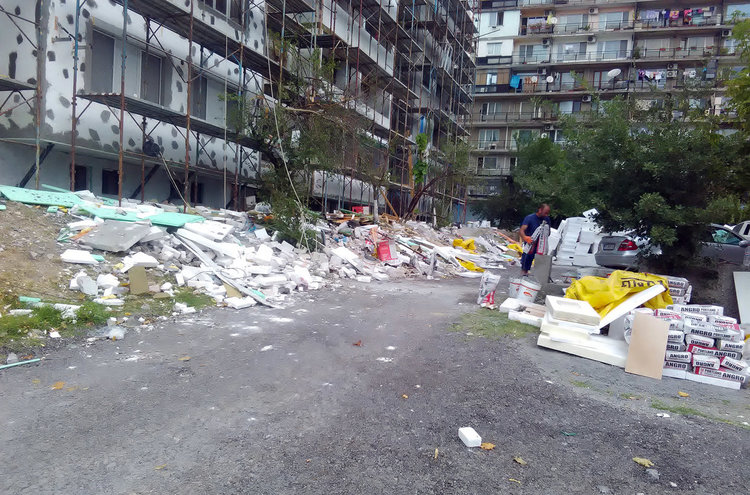 Читател: А ще си почистят ли боклука след санирането?