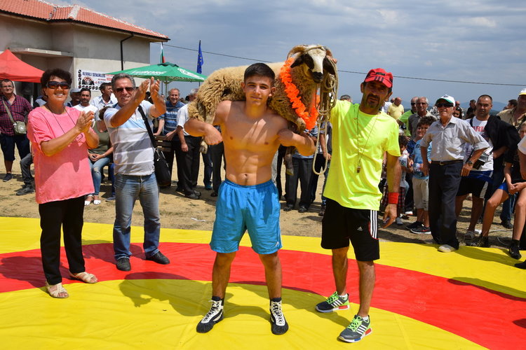 Мустафа Кафеджи спечели коча в Ябълковец