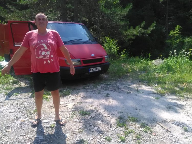 Издирват мъжа, който изхвърли строителни отпадъци на пътя за Бостина