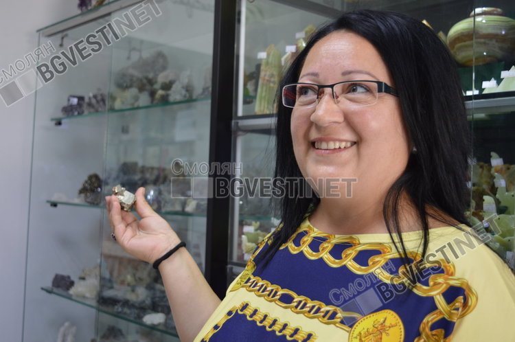 Какво е това ли? "Златото на глупците", пълно е тук с него, смее се Лили