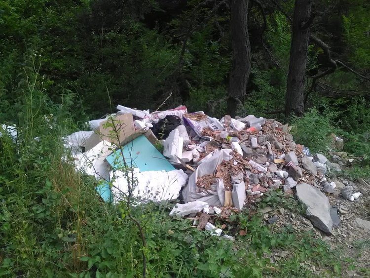 РИОСВ : Изхвърлилият боклуците край Бостина направи самопризнания,няма да отърве глобата