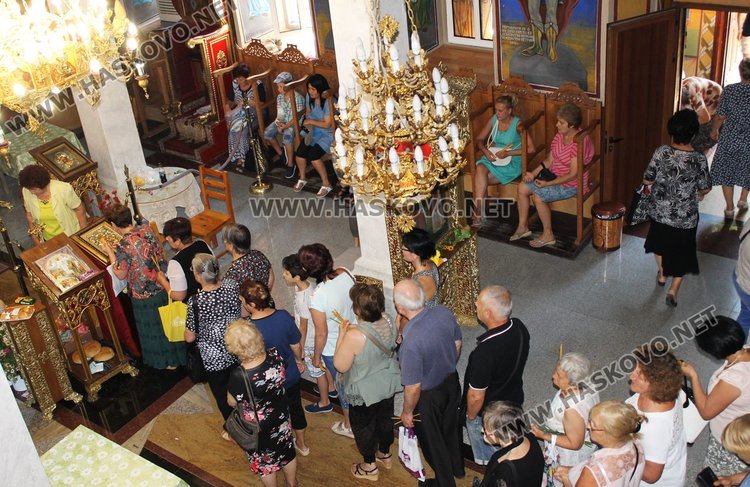 Миряни препълниха димитровградския храм на Голяма Богородица