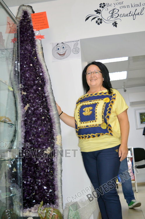 Лили изглежда дребничка пред двуметровата гауда от аметист с 300 кг тегло