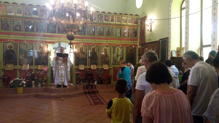  Областният управител на света литургия в храма „Успение на Пресвета Богородица“,дари икона 