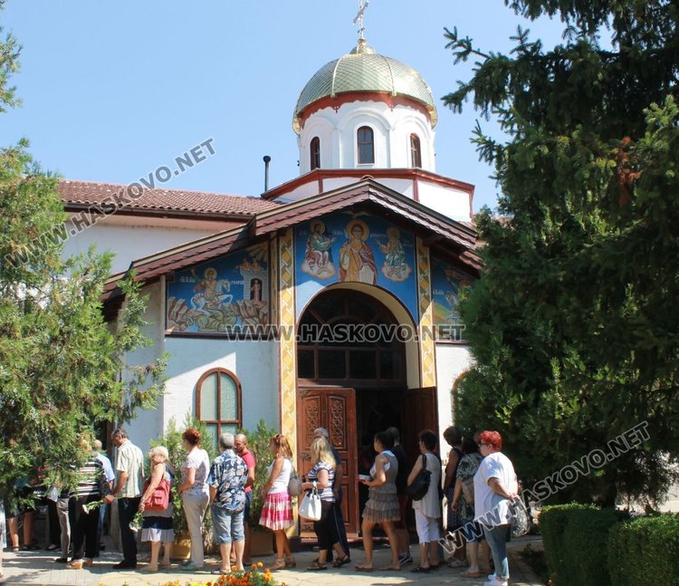 Миряни препълниха димитровградския храм на Голяма Богородица