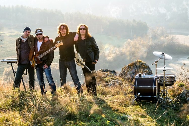 Защо не се чува българска музика? Изпей "Обичам те" - на български