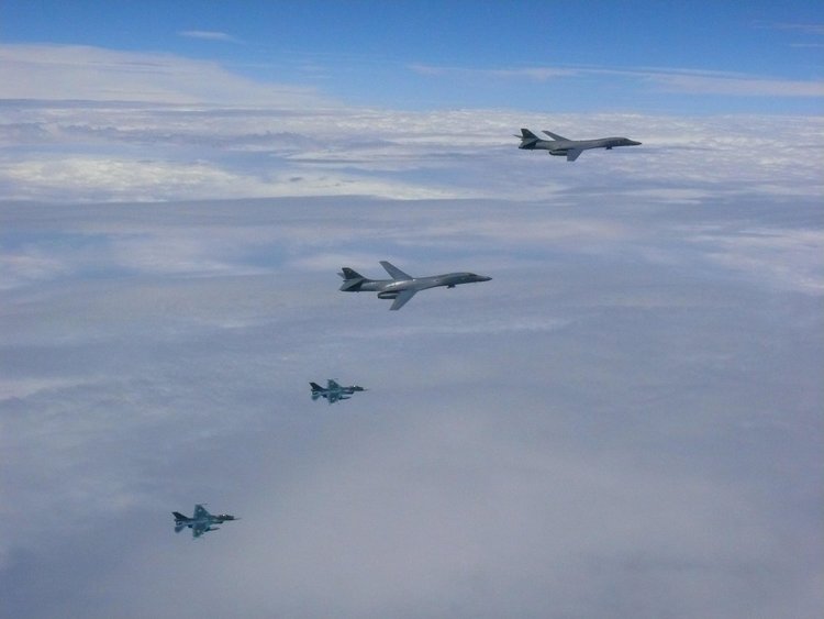 Два американски  бомбардировачи B-1B излитат от военновъздушната база Андерсън в Гуам за 10-часова мисия в околността на Кюшу, Япония, Източнокитайско море и Корейския полуостров, 7 август 2017 г.  Сн.: CC0