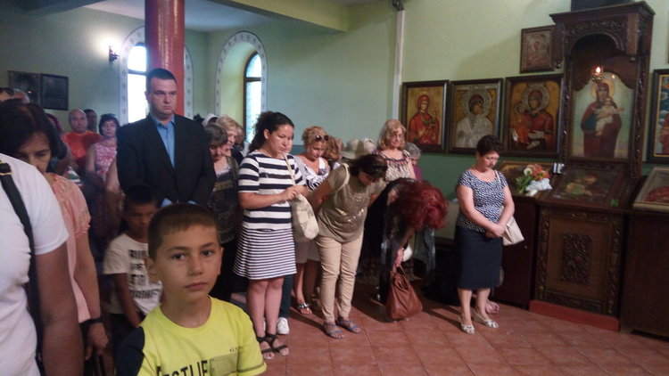  Областният управител на света литургия в храма „Успение на Пресвета Богородица“,дари икона 