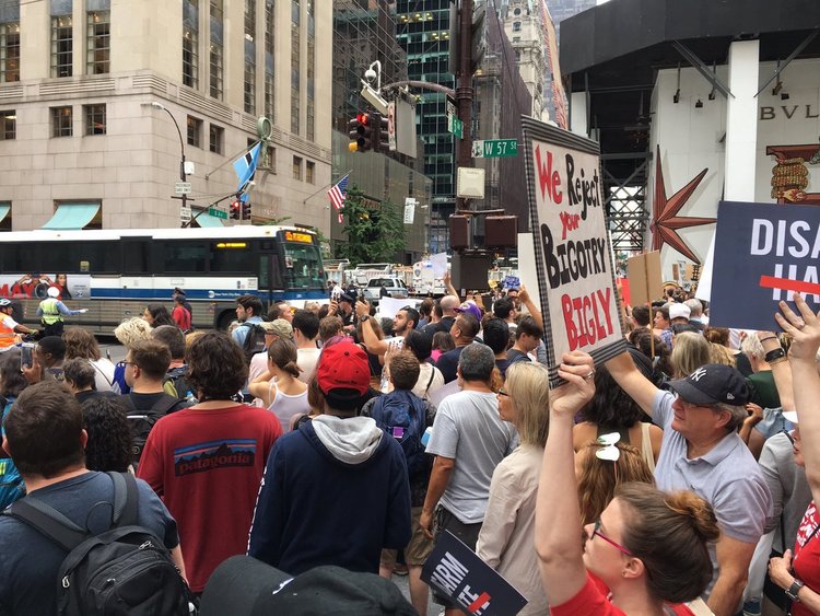 Стотици на протест пред сградата на Тръмп в Ню Йорк (видео)