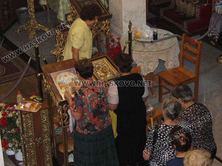 Миряни препълниха димитровградския храм на Голяма Богородица