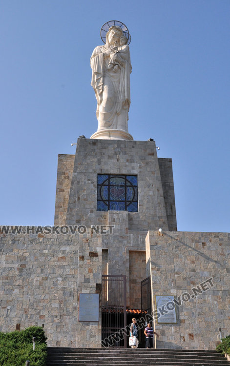 208 000 именици вдигат чаши днес. Хасковският катедрален храм празнува 180-годишнина