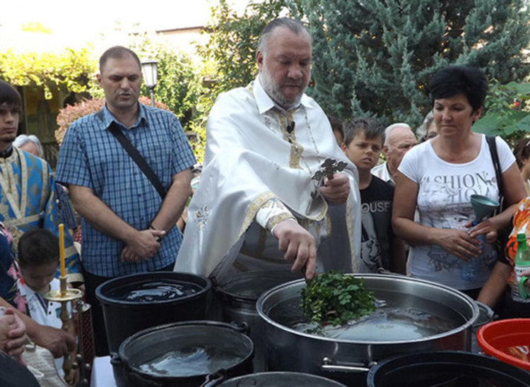      Света литургия  в Гледка за храмовия празник на църквата „Успение на Пресвета Богородица,довечера събор