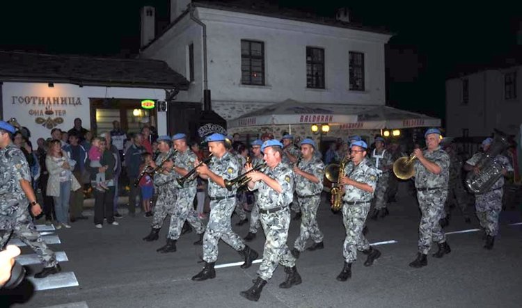 Венци, военна музика и почетен караул в Широка лъка в памет на загиналите за освобождението 
