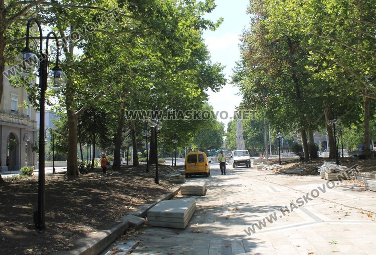 Подменят 30 от декоративните лампи на бул."България", поправят и пейките