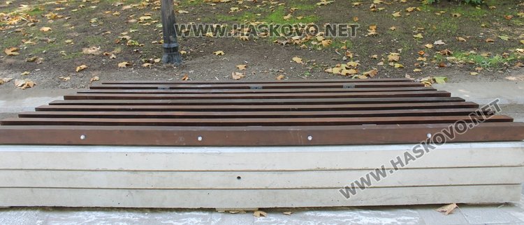 Подменят 30 от декоративните лампи на бул."България", поправят и пейките