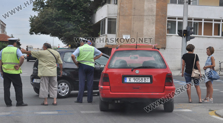 Два Фолксвагена се блъснаха на “Дунав” и “Раковски”, и двата били на зелено