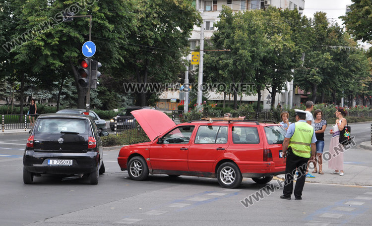 Два Фолксвагена се блъснаха на “Дунав” и “Раковски”, и двата били на зелено