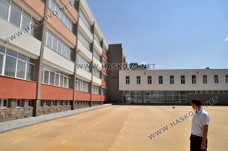 Плащаме отгоре 400 бона за ремонта на школата, ама догодина