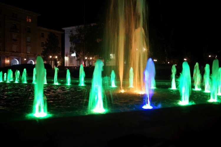 Снощи там бяха направени първите проби на цветното осветление