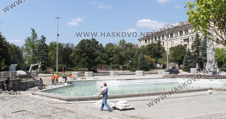 Шадравана на площад "Поезия" е почти готов