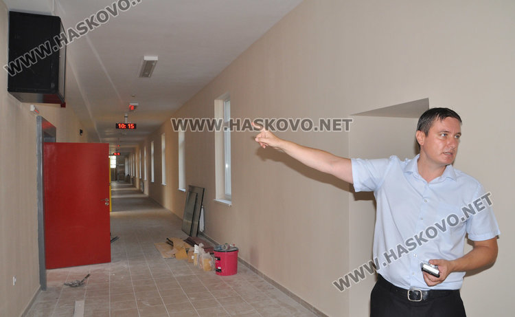 Евгени Консулов показва допълнителната конкрукция в коридора, която скрива кабелите